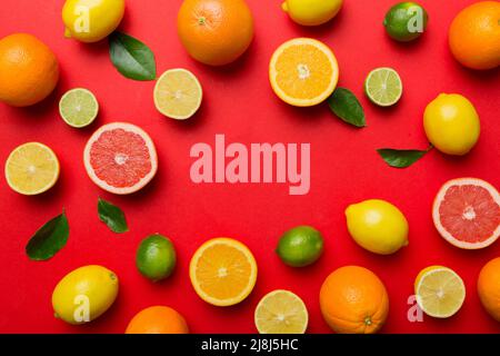 Plat d'agrumes comme le citron vert, l'orange et le citron avec des feuilles de citronniers sur fond clair de couleur faisant un cadre. Espace pour texte sain concep Banque D'Images