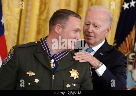 Washington, États-Unis, le 16 MAI 2022, le président américain Joe Biden présente les médailles de Valor à quinze agents de la sécurité publique, dont deux sont morts dans l'exercice de leurs fonctions, dans la salle East de la Maison Blanche à Washington le 16 MAI 2022. Photo de Yuri Gripas/ABACAPRESS.COM Banque D'Images