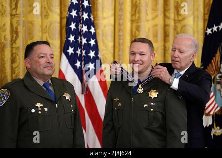 Washington, États-Unis, le 16 MAI 2022, le président américain Joe Biden présente les médailles de Valor à quinze agents de la sécurité publique, dont deux sont morts dans l'exercice de leurs fonctions, dans la salle East de la Maison Blanche à Washington le 16 MAI 2022. Photo de Yuri Gripas/ABACAPRESS.COM Banque D'Images