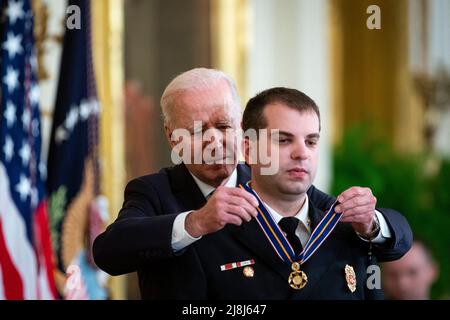 LE président AMÉRICAIN Joe Biden décerne les médailles de l'agent de sécurité publique de Valor à Ryan Sprunger, chef adjoint du district de feu East Wayne, à Dalton, Ohio, dans la salle est de la Maison Blanche à Washington, D.C., aux États-Unis, le lundi 16 mai, 2022. La Médaille de la vaillance est décernée à des agents de sécurité publique qui ont fait preuve d'un courage exceptionnel, indépendamment de la sécurité personnelle, dans la tentative de sauver ou de protéger les autres contre les préjudices, selon la Maison Blanche. Photo d'Al Drago/Pool/ABACAPRESS.COM Banque D'Images