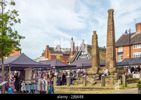 Les gens au marché des fermiers et des fabricants autour des croix saxonnes anciennes sur la place du marché pavée de la ville de marché Cheshire de Sandbach en Angleterre Banque D'Images