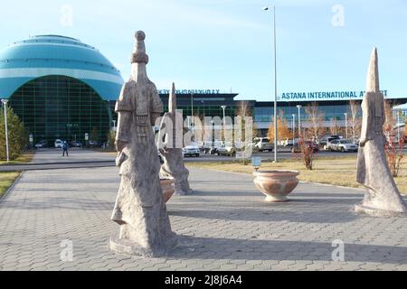Astana aéroport international en 2013. La nouvelle capitale du Kazakhstan indépendant, créée le since10 décembre 1997. Passagers de la pierre Banque D'Images