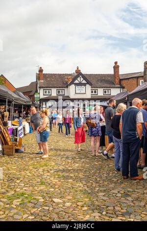 Les gens au marché des agriculteurs et des fabricants autour de la place pavée du marché de Cheshire, ville de Sandbach, en Angleterre Banque D'Images