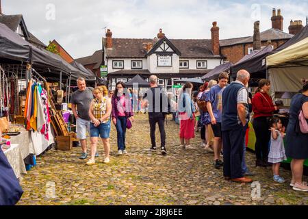 Les gens au marché des agriculteurs et des fabricants autour de la place pavée du marché de Cheshire, ville de Sandbach, en Angleterre Banque D'Images