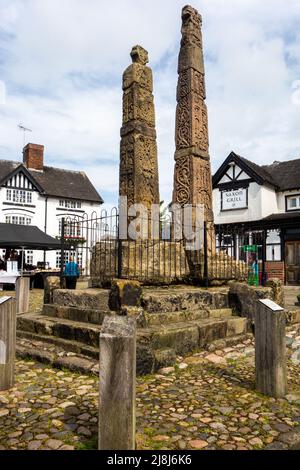 Les gens au marché des fermiers et des fabricants autour des croix saxonnes anciennes sur la place du marché pavée de la ville de marché Cheshire de Sandbach en Angleterre Banque D'Images