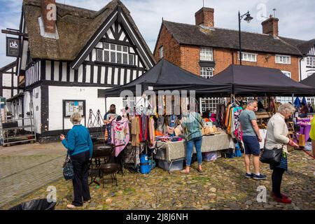 Les gens au marché des agriculteurs et des fabricants autour de la place pavée du marché de Cheshire, ville de Sandbach, en Angleterre Banque D'Images