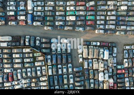 Vue aérienne du grand parking de junkyard avec des rangées de voitures brisées jetées. Recyclage des vieux véhicules Banque D'Images