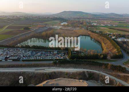 Vue aérienne du grand parking de junkyard avec des rangées de voitures brisées jetées. Recyclage des vieux véhicules Banque D'Images