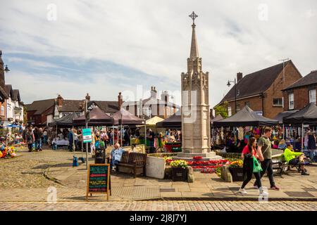 Les gens au marché des agriculteurs et des fabricants autour de la place pavée du marché de Cheshire, ville de Sandbach, en Angleterre Banque D'Images