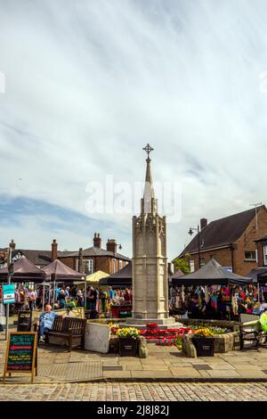 Les gens au marché des agriculteurs et des fabricants autour de la place pavée du marché de Cheshire, ville de Sandbach, en Angleterre Banque D'Images