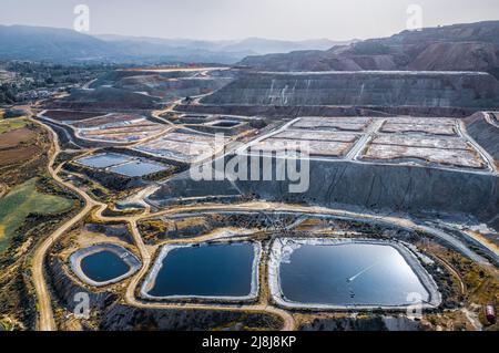 Les tas de lessivage et les réservoirs de stockage à l'usine de traitement du minerai. Mine de cuivre de Skouriotissa à Chypre Banque D'Images