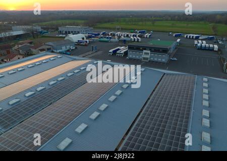 Vue aérienne de la centrale solaire avec panneaux photovoltaïques bleus montés sur le toit de bâtiment industriel pour produire de l'électricité écologique verte Banque D'Images