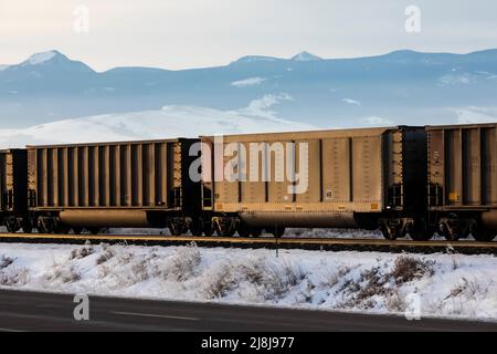 Wagons de charbon BNSF vides à Wintry Montana, États-Unis [aucune autorisation de propriété ; licence éditoriale uniquement] Banque D'Images