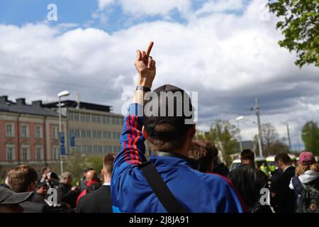 Le chef du parti extrémiste de droite, Stram Kurs, Rasmus Paludan, est arrivé samedi à Uppsala. La police lui a d'abord donné la permission sur la place Vaksala, mais l'emplacement a été changé en …sterplan. Banque D'Images