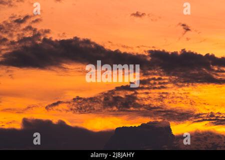 Magnifique ciel coloré avec nuage au coucher du soleil Banque D'Images
