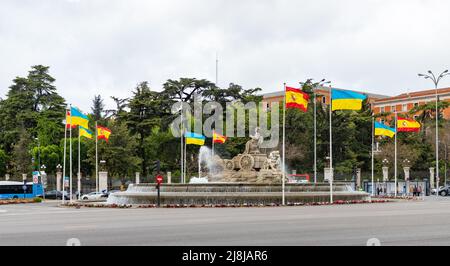 Une photo de la Fuente de Cibeles (Fontaine de Cibeles) avec drapeaux espagnols et ukrainiens. Banque D'Images