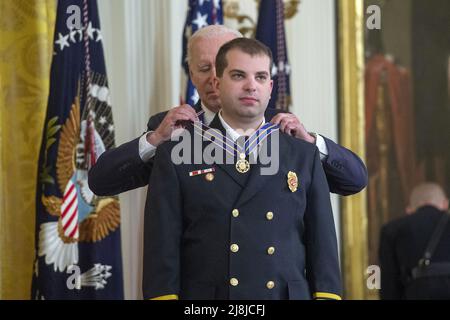 Washington, États-Unis. 16th mai 2022. Le président Joe Biden décerne les médailles du responsable de la sécurité publique de Valor au chef adjoint du district de feu de l'est Wayne à Dalton, Ohio Ryan Sprunger lors d'une cérémonie dans la salle est de la Maison Blanche à Washington, DC, le lundi 16 mai 2022. Selon la Maison Blanche, la médaille est décernée aux agents de sécurité publique qui ont fait preuve d'un courage exceptionnel, indépendamment de la sécurité personnelle, dans la tentative de sauver ou de protéger les autres. Photo de Bonnie Cash/Credit: UPI/Alay Live News Banque D'Images