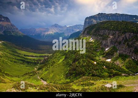 L'Aller-à-la-Sun road traversant les pentes de montagne sur le côté est de Logan Pass dans le Glacier National Park, Montana, USA. Banque D'Images