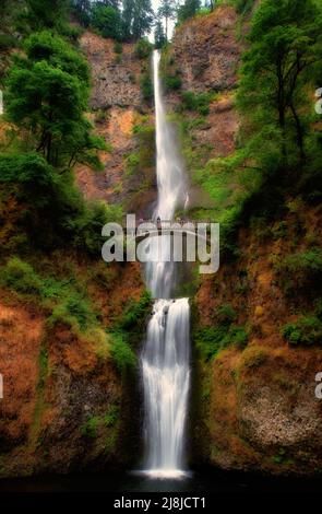 Multnomah Falls, situé dans la gorge de la rivière Columbia est à 620 pieds ou 189 mètres la plus haute est une chute d'eau dans l'État de l'Oregon, États-Unis. Banque D'Images