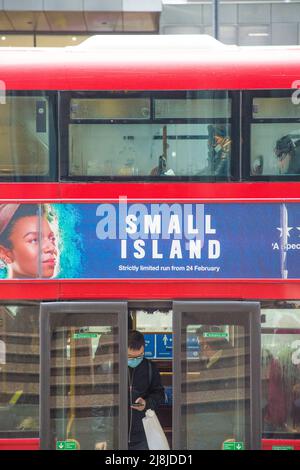 Les passagers, certains portant un masque et d'autres non, sont vus dans un bus à impériale dans la City de Londres. Banque D'Images