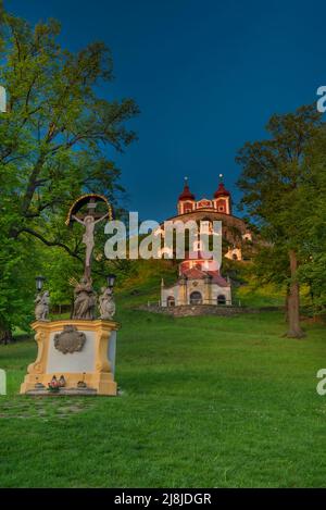 Coucher de soleil près de la vieille Kalvaria dans la ville de Banska Stiavnica au printemps frais en soirée Banque D'Images