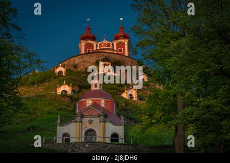 Coucher de soleil près de la vieille Kalvaria dans la ville de Banska Stiavnica au printemps frais en soirée Banque D'Images