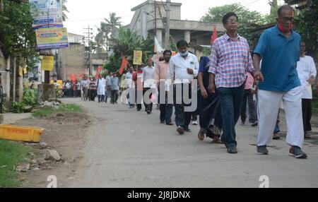 Kolkata, Inde. 15th mai 2022. Les membres du Parti communiste de l'Inde (Marxiste) ont organisé une manifestation dans plusieurs endroits dans le sud 24 Pargana au Bengale occidental contre la hausse des prix de l'essence, du diesel, du gaz de cuisson, des produits alimentaires et diverses questions présence de CPI[M] poli chef de burro Suryakanta Mishra et membre du comité central Sujan Chakroborty. (Photo par Avik Purkait/Pacific Press/Sipa USA) crédit: SIPA USA/Alay Live News Banque D'Images