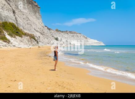 Scala dei Turchi (Italie) - la célèbre falaise rocheuse blanche sur la côte dans la municipalité de Porto Empedocle, Agrigente, Sicile, magnifique plage dorée Banque D'Images