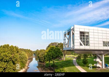 Une crique qui coule juste en dessous du musée Clinton dans le centre-ville de Little Rock, AR. Banque D'Images