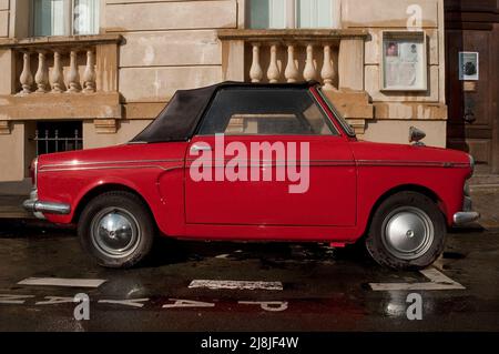 Un 1969 Autobianchi Eden Roc Cabriolet stationné devant la Bibliothèque polonaise sur l'île Saint-Louis. Banque D'Images