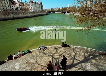 Un hors-bord passant devant le quai de Bourbon, à l'extrémité ouest de l'île Saint-Louis. Banque D'Images