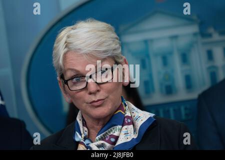 Jennifer Granholm, secrétaire à l'énergie des États-Unis, s'exprime lors d'une séance d'information à la Maison Blanche à Washington, DC, le 16 mai 2022. Crédit : Chris Kleponis/CNP/MediaPunch Banque D'Images