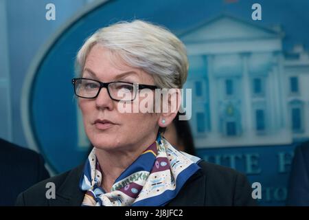 Jennifer Granholm, secrétaire à l'énergie des États-Unis, s'exprime lors d'une séance d'information à la Maison Blanche à Washington, DC, le 16 mai 2022. Crédit : Chris Kleponis/CNP/MediaPunch Banque D'Images