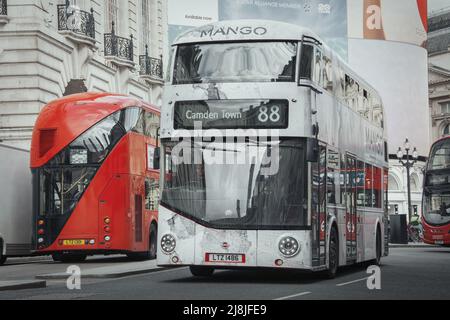 Véhicule Nouveau Routemaster qui composent les transports en commun de Londres. Banque D'Images