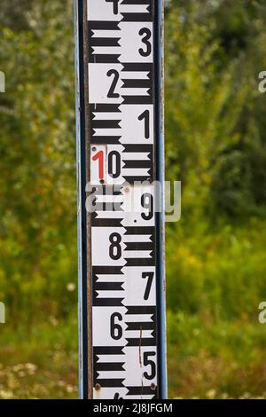 Balance de la jauge de cours d'eau dans une rivière Banque D'Images