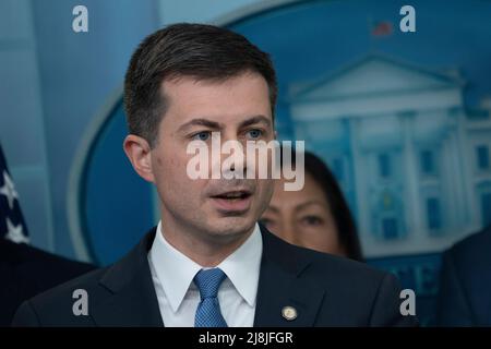 Le secrétaire américain aux Transports Pete Buttigieg prend la parole au cours d'une séance d'information à la Maison Blanche à Washington, DC, le 16 mai 2022. Crédit : Chris Kleponis/CNP/MediaPunch Banque D'Images