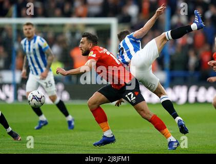 Simon Sluga, gardien de but de Luton Town, combat pour le ballon avec Jonathan Hogg, de Huddersfield Town, lors de la demi-finale du championnat Sky Bet, deuxième match au stade John Smith, Huddersfield. Date de la photo: Lundi 16 mai 2022. Banque D'Images