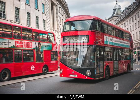 Véhicule Nouveau Routemaster qui composent les transports en commun de Londres. Banque D'Images