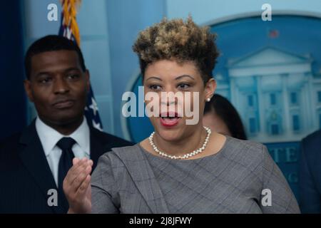 Bureau de la gestion et du budget Shalanda D. Young prend la parole lors d'une séance d'information à la Maison Blanche à Washington, DC, le 16 mai 2022. Crédit : Chris Kleponis/CNP/MediaPunch Banque D'Images