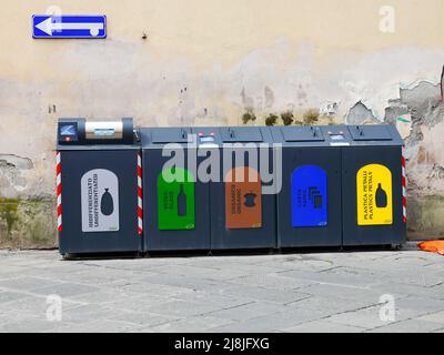 Poubelles municipales dans le système de collecte des ordures, Lucca, Italie. Banque D'Images