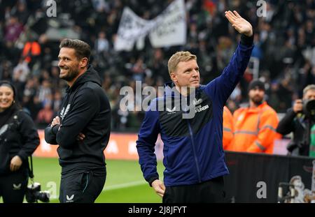 Eddie Howe, gérant de Newcastle United (à droite) et Jason Tindall, entraîneur adjoint, avant le match de la Premier League à St. James' Park, Newcastle upon Tyne. Date de la photo: Lundi 16 mai 2022. Banque D'Images