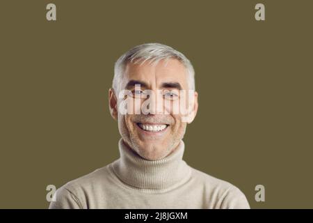 Portrait en gros plan d'un homme heureux aux cheveux blancs avec un sourire sincère positif et une expression amicale. Banque D'Images