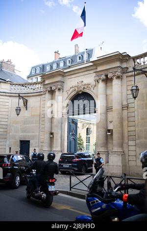 Paris, France, le 16 mai 2022. La voiture du Premier ministre français Jean Castex dans la cour de l'Hôtel Matignon, résidence officielle des premiers ministres français, arrive pour la cérémonie de passation de pouvoir après la démission et la nomination de M. Castex par le Président français comme successeur, à Paris, le 16 mai 2022. Photo de Raphael Lafargue/ABACAPRESS.COM Banque D'Images