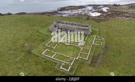 Photo aérienne des ruines de l'abbaye de Rathfran dans le comté de Mayo, Irlande Banque D'Images