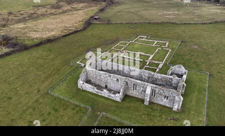 Photo aérienne des ruines de l'abbaye de Rathfran dans le comté de Mayo, Irlande Banque D'Images