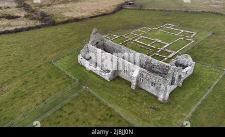 Photo aérienne des ruines de l'abbaye de Rathfran dans le comté de Mayo, Irlande Banque D'Images