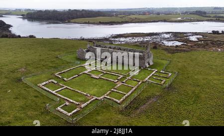 Photo aérienne des ruines de l'abbaye de Rathfran dans le comté de Mayo, Irlande Banque D'Images