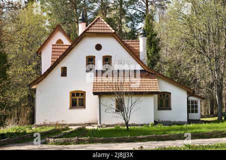 Façade d'une belle maison blanche dans la propriété de Polenovo. Le studio d'artistes dans le domaine de Polenovo. Polenovo, région de Tula, Russie - mai 2022. Banque D'Images