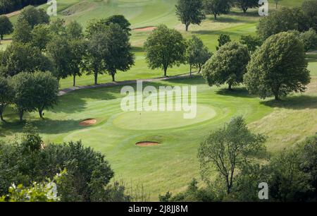 Vue aérienne du parcours de golf dans le paysage de campagne, scène de golf du Royaume-Uni vue d'en haut Banque D'Images