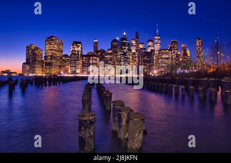 New York City Scape la nuit avec vue sur l'Empire State Building, le pont de Brooklyn et le Manhattan One Building Banque D'Images